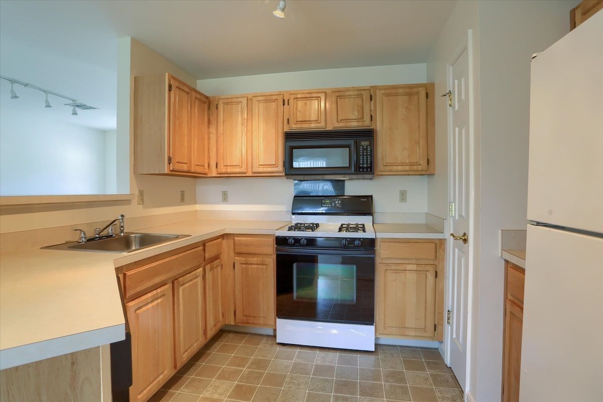 136 Cardinal Ln - Photo 4 of 28
