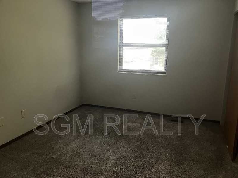 1009 Belle Valley Dr #4 - Photo 4 of 8