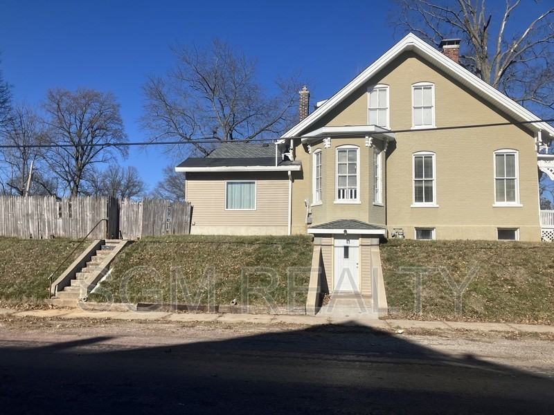 721 S Church St - Photo 3 of 20