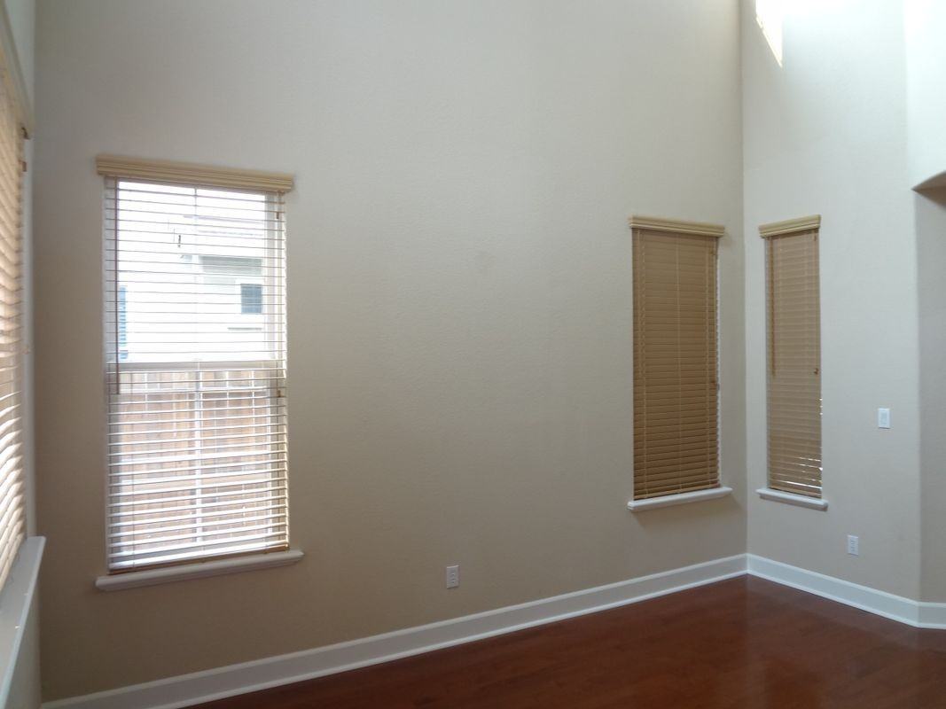 1123 Montague Ln - Photo 4 of 35