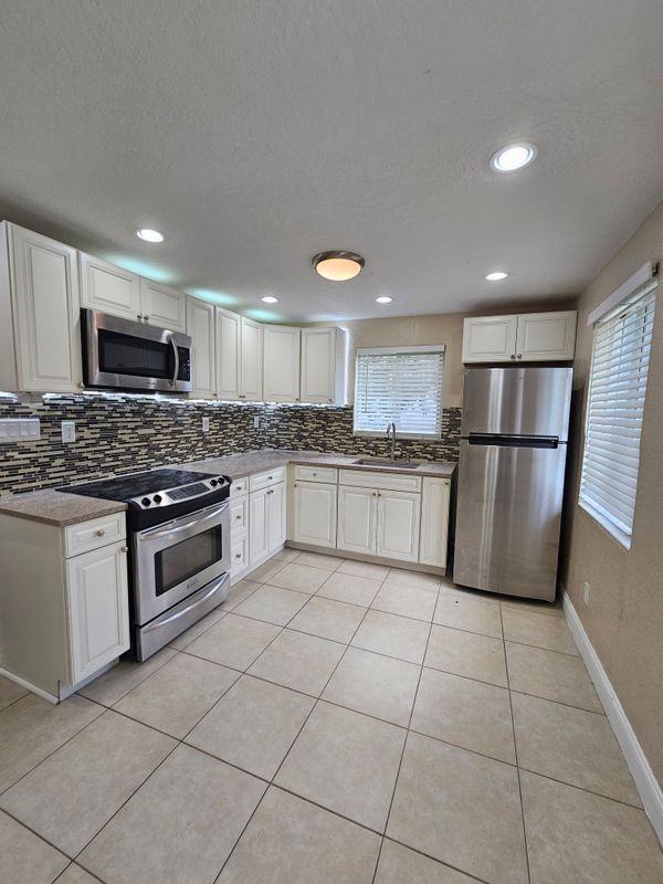 2660 Ne 18th St - Photo 3 of 11