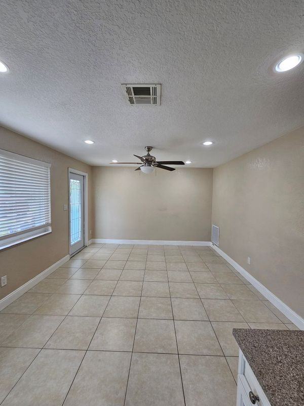 2660 Ne 18th St - Photo 4 of 11