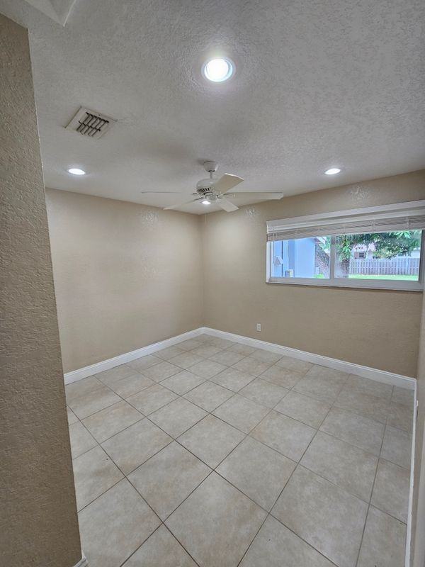 2660 Ne 18th St - Photo 5 of 11