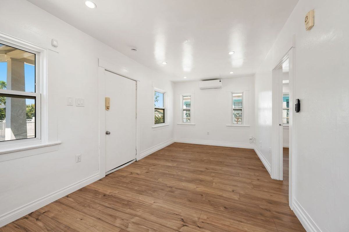 1418 W 69th St - Photo 7 of 29