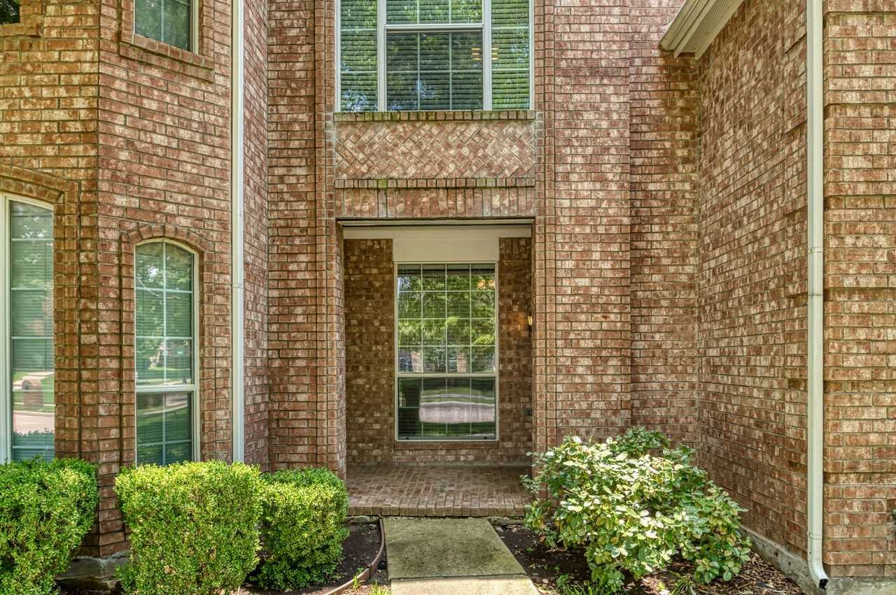 11229 Fountainbridge Dr - Photo 2 of 32
