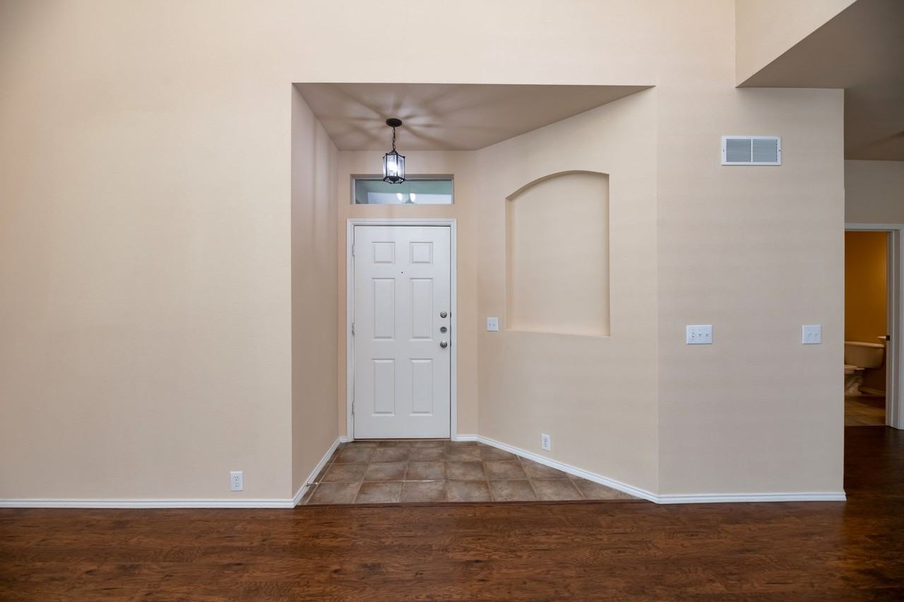 11229 Fountainbridge Dr - Photo 4 of 32