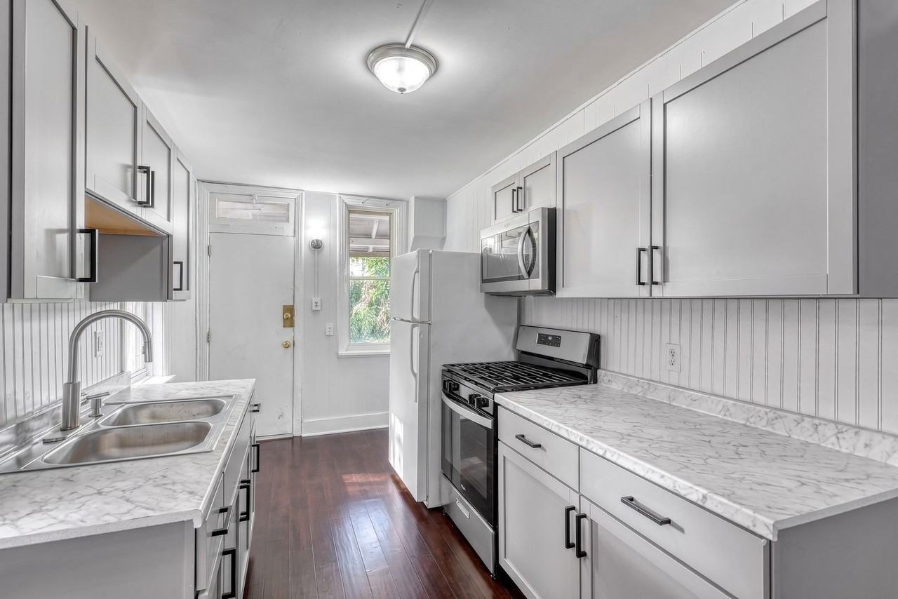 645 Camp St - Photo 3 of 25