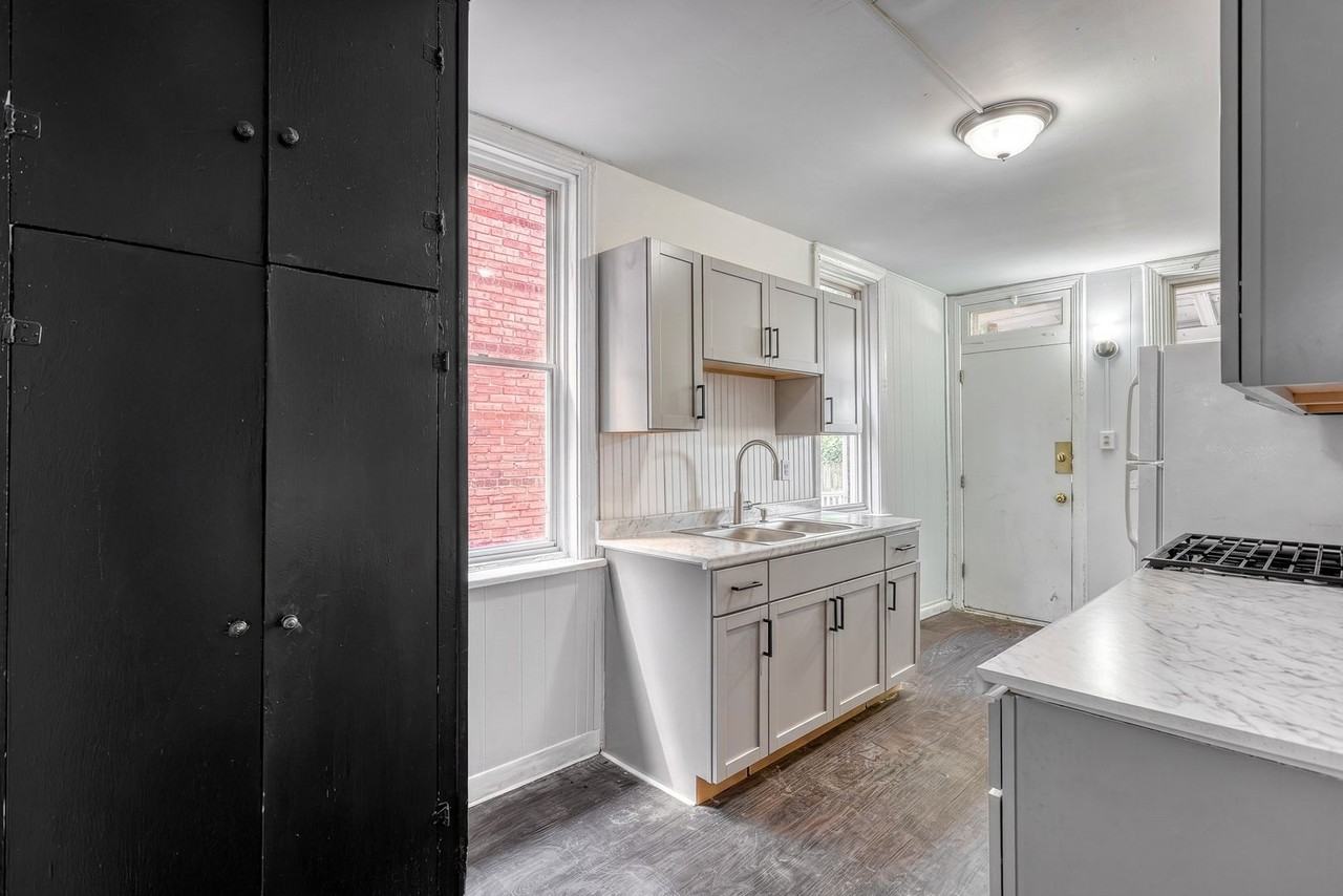 645 Camp St - Photo 4 of 25