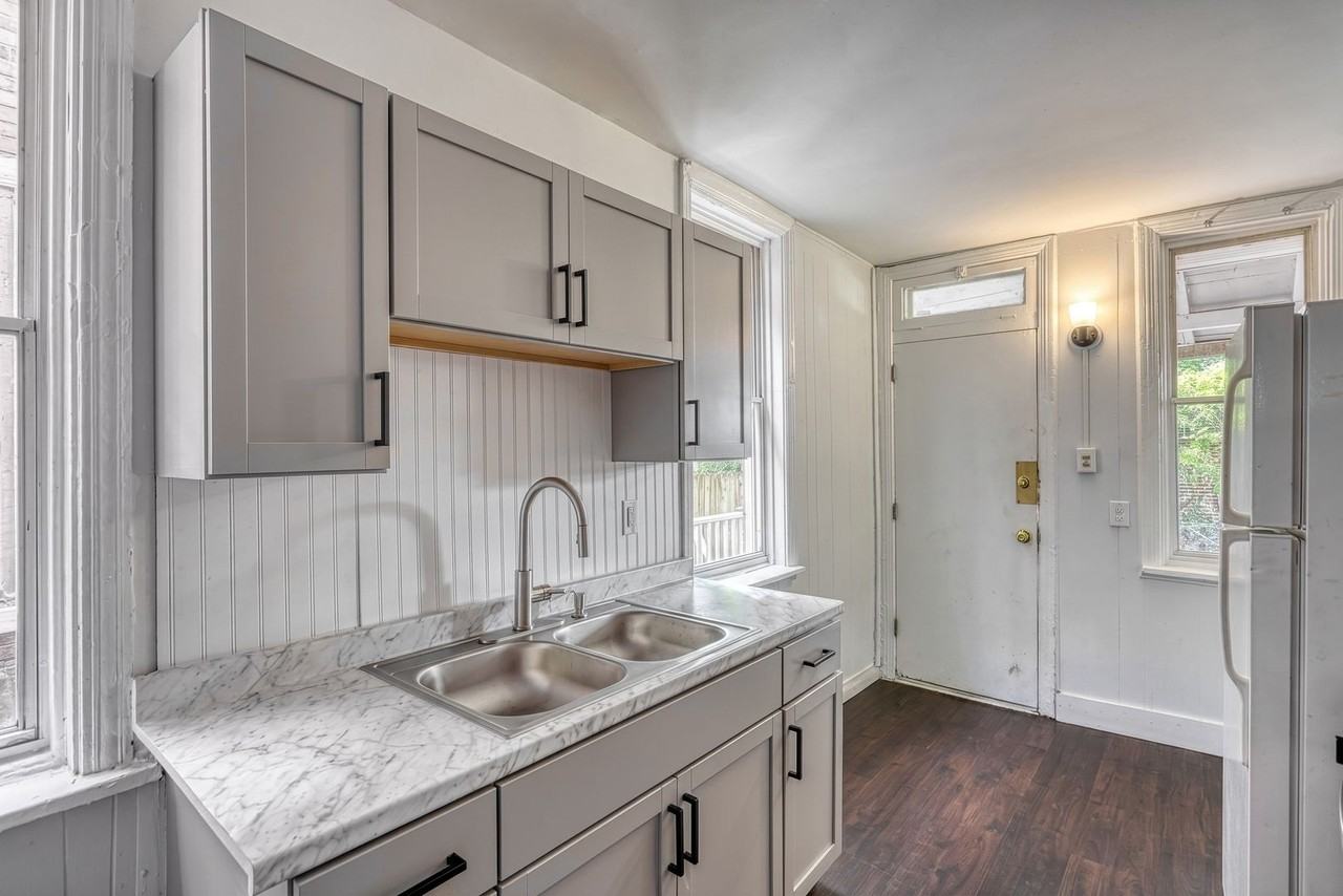 645 Camp St - Photo 5 of 25