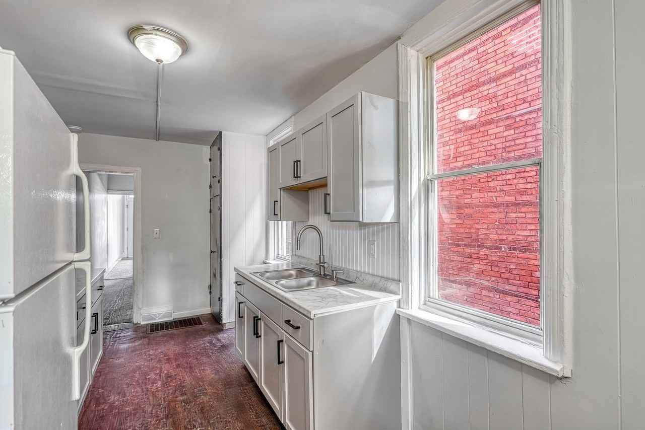 645 Camp St - Photo 6 of 25
