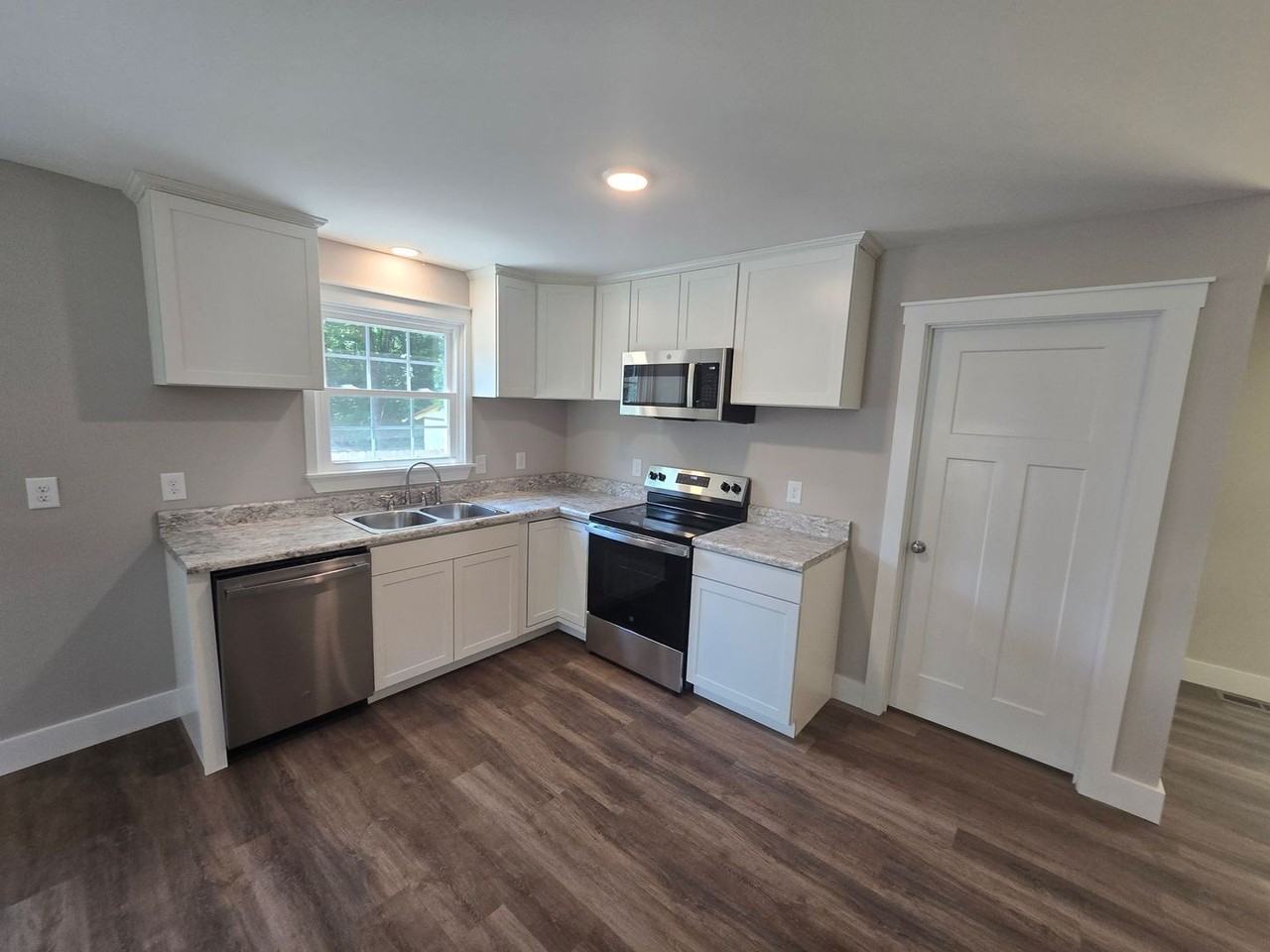 2426 Liverman Dr - Photo 3 of 8