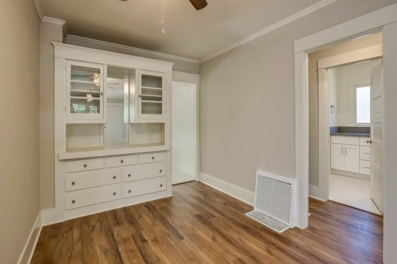 6544 De Longpre Ave - Photo 3 of 11