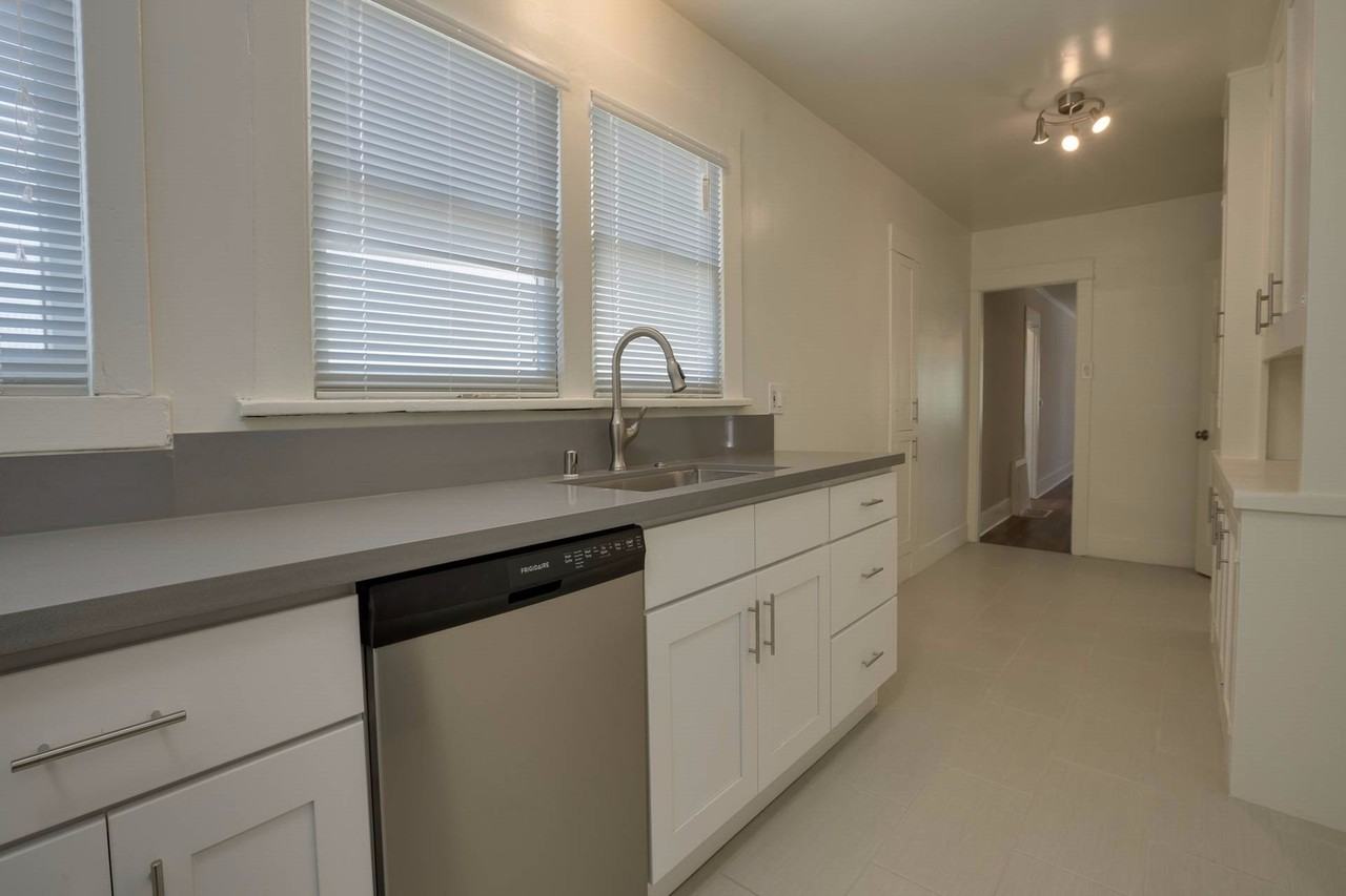 6544 De Longpre Ave - Photo 4 of 11