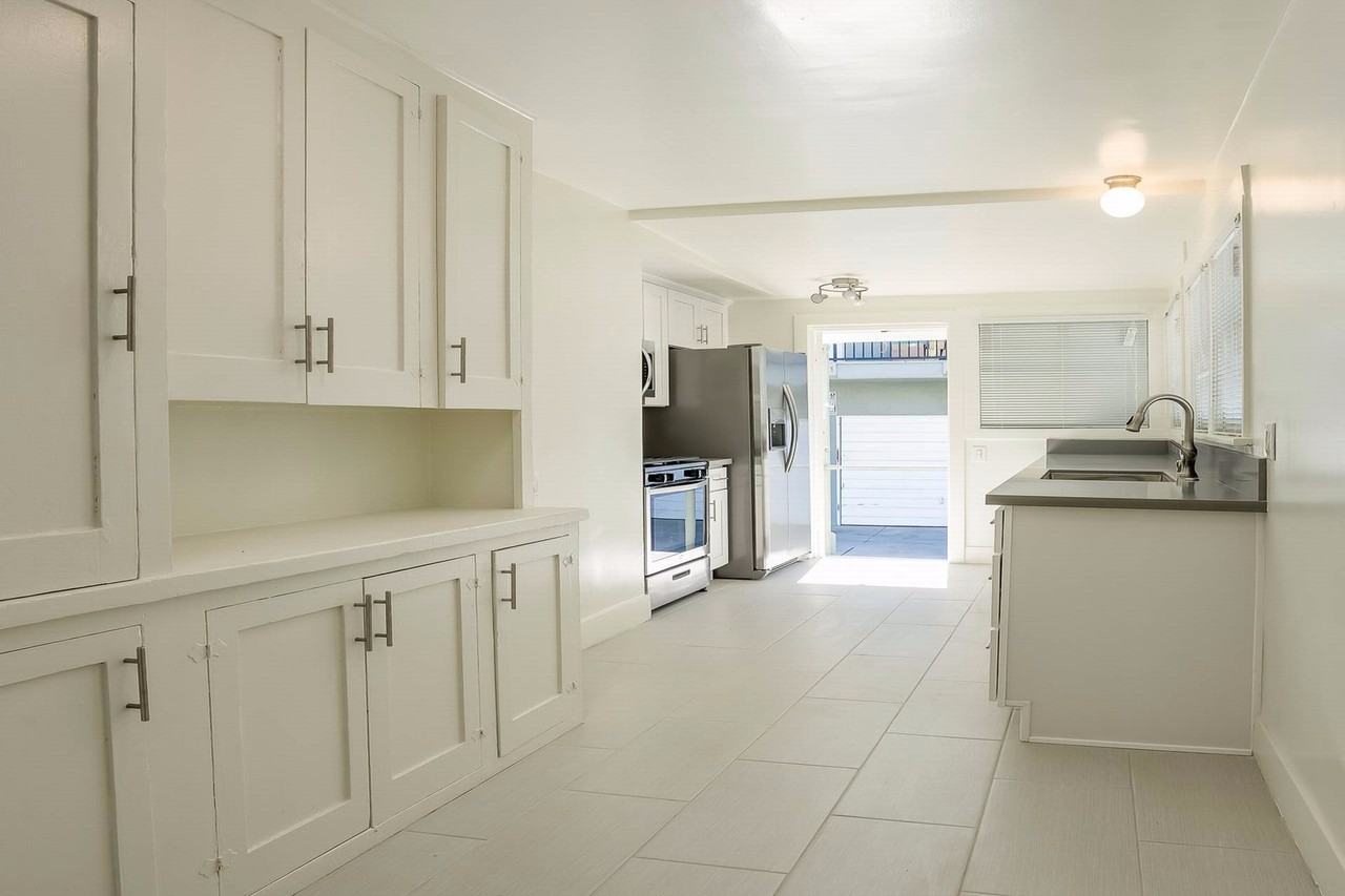 6544 De Longpre Ave - Photo 5 of 11
