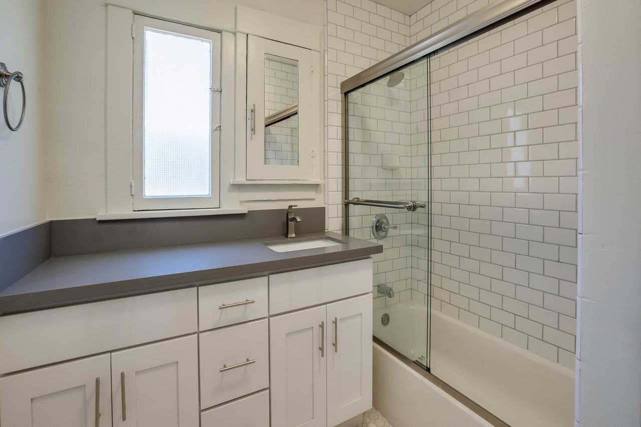 6544 De Longpre Ave - Photo 7 of 11