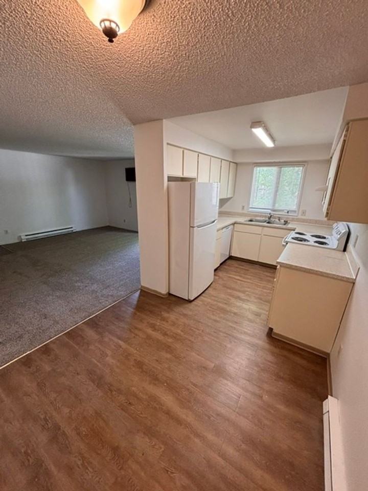 $1,075 / 2br - Photo 2 of 24