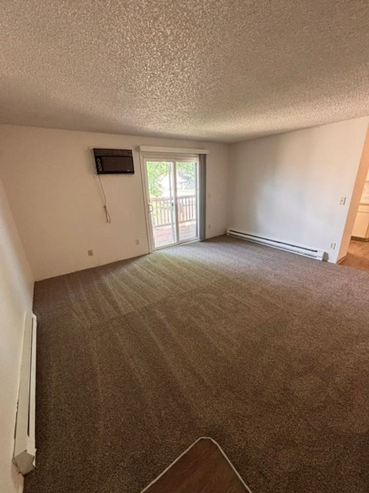 $1,075 / 2br - Photo 3 of 24
