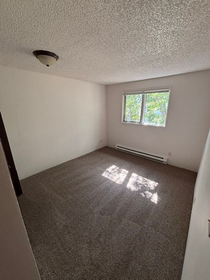 $1,075 / 2br - Photo 7 of 24