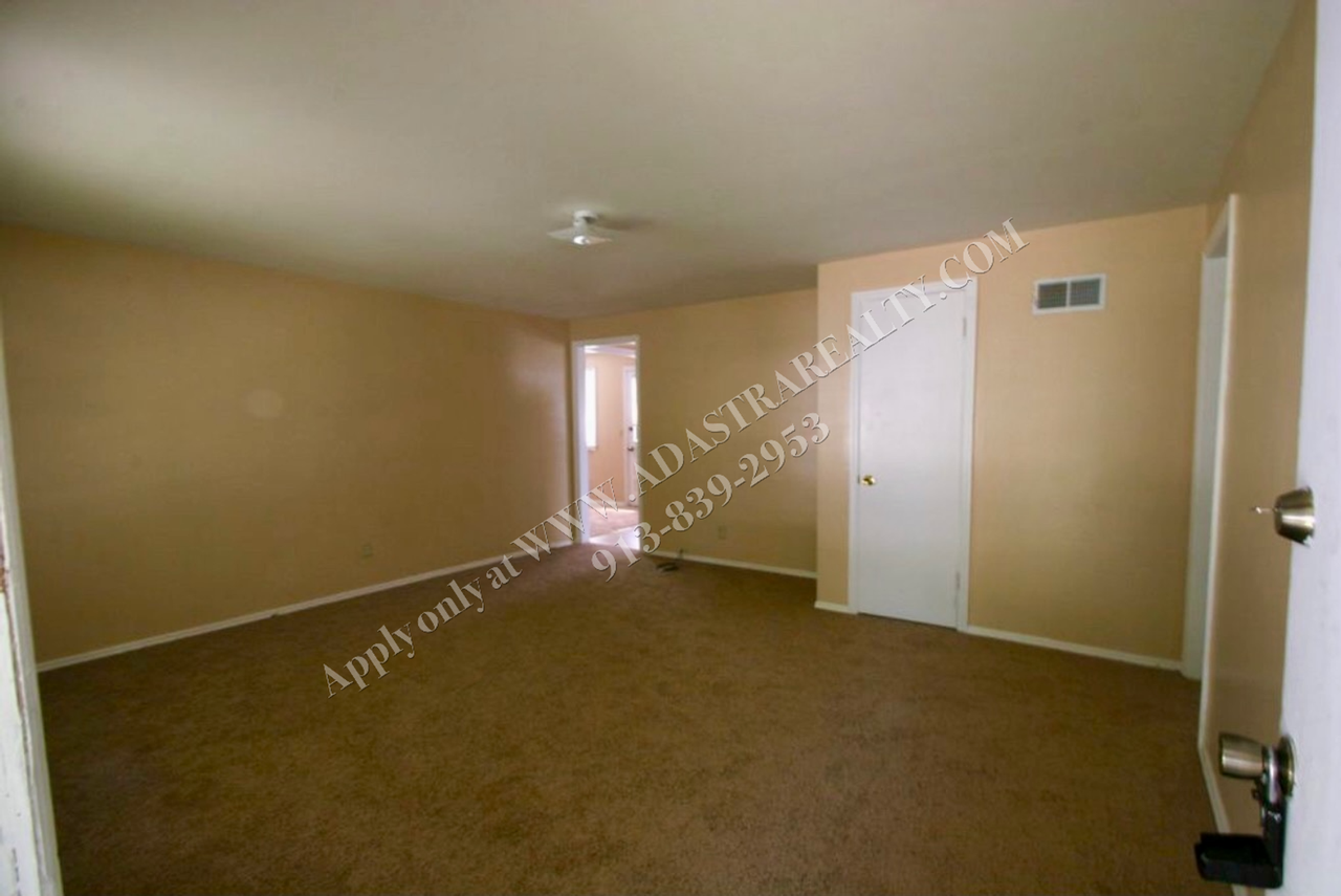 11315 E 77th Ter - Photo 3 of 6