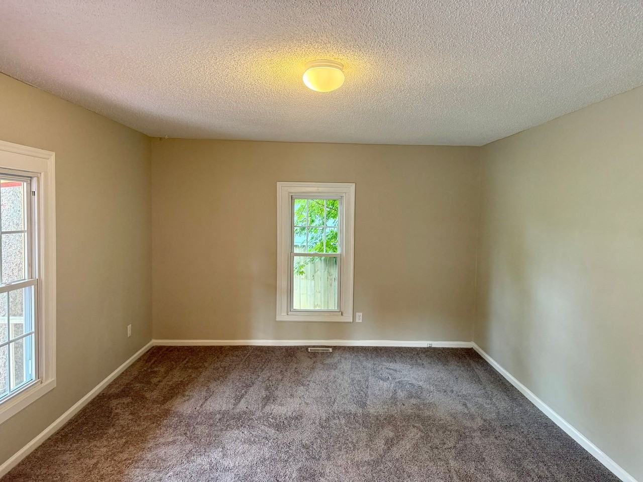 413 Everett St - Photo 2 of 22