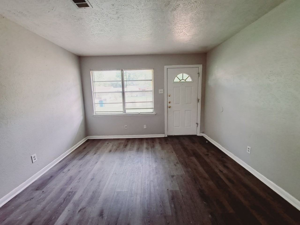 3831 Castle Hills Dr - Photo 2 of 15