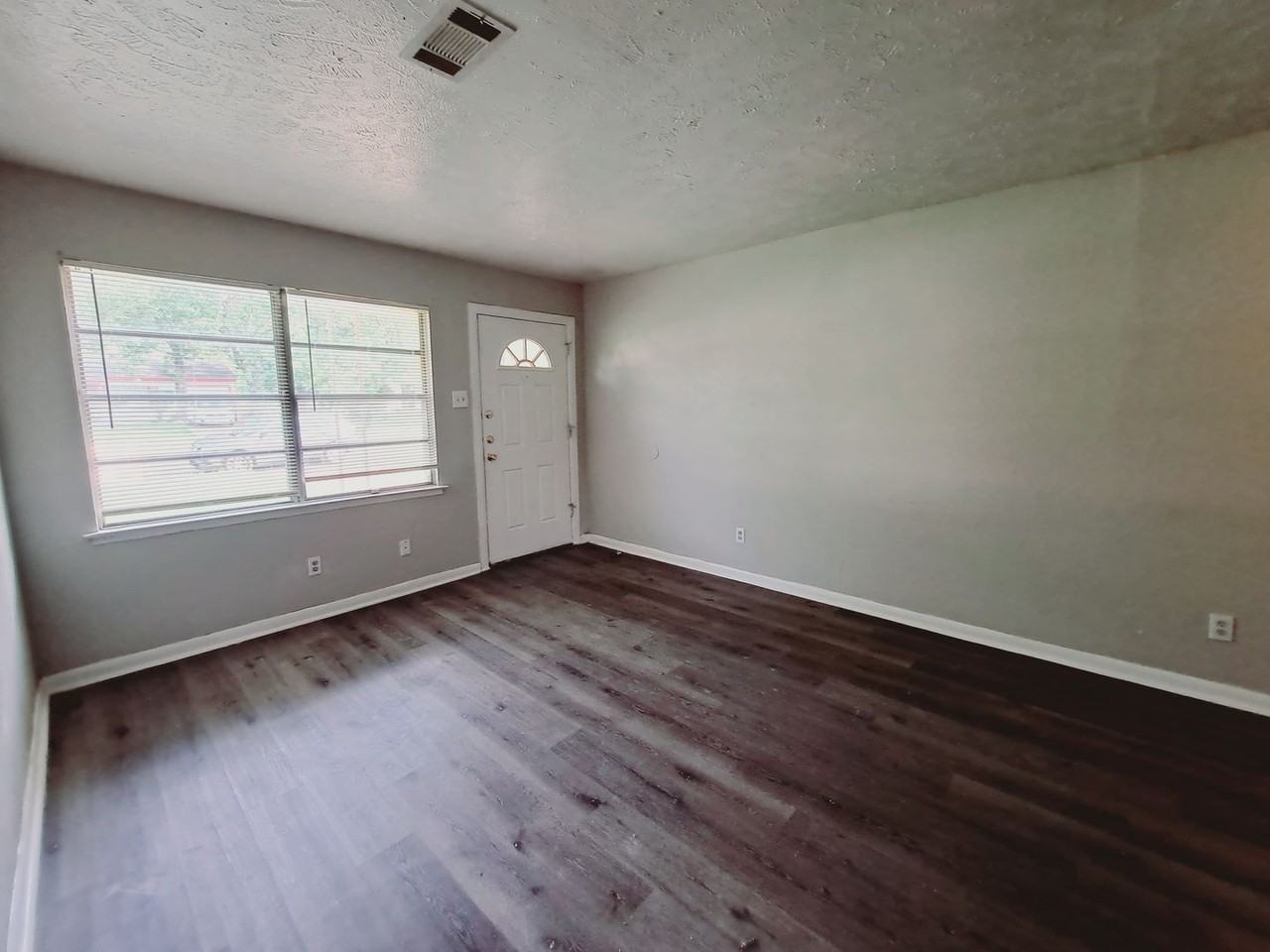 3831 Castle Hills Dr - Photo 4 of 15