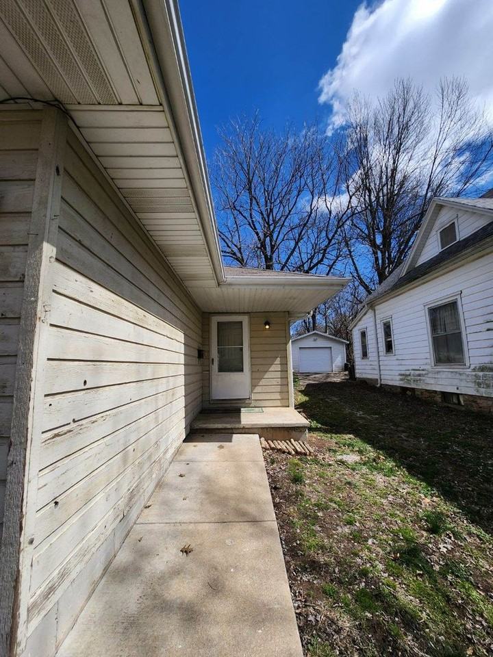 818 S Broadway Ave - Photo 2 of 13