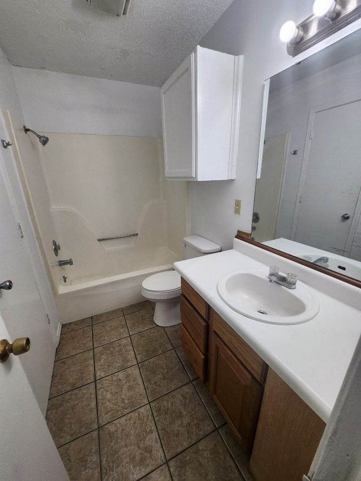 818 S Broadway Ave - Photo 7 of 13