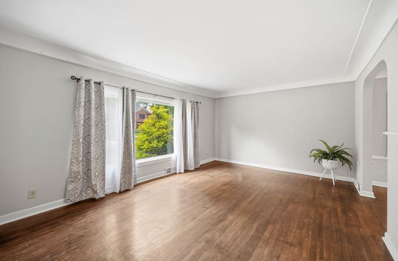3889 Grenville Rd - Photo 3 of 33