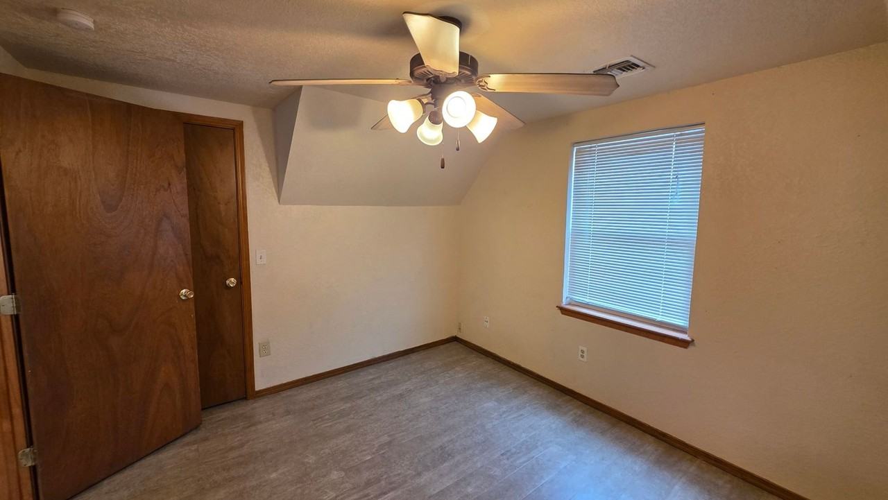 621 Stoneridge Dr - Photo 4 of 37