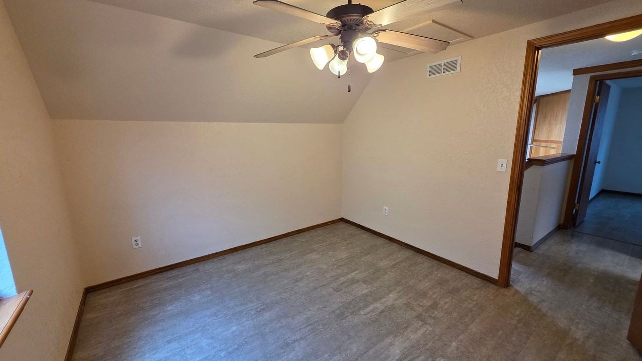 621 Stoneridge Dr - Photo 5 of 37