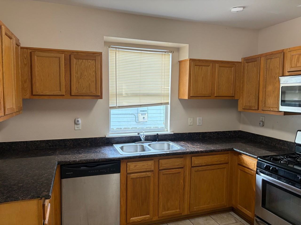 3620 Clermont Dr - Photo 3 of 9