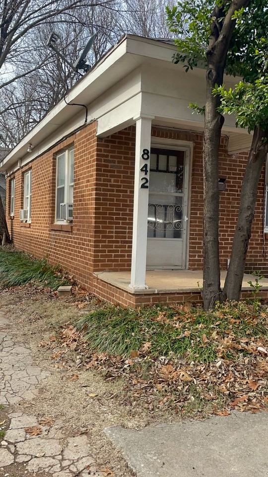 842 S Flood Ave - Photo 3 of 9