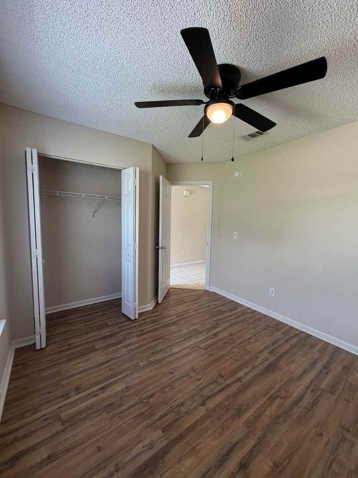 101 Talbot Ct - Photo 5 of 41