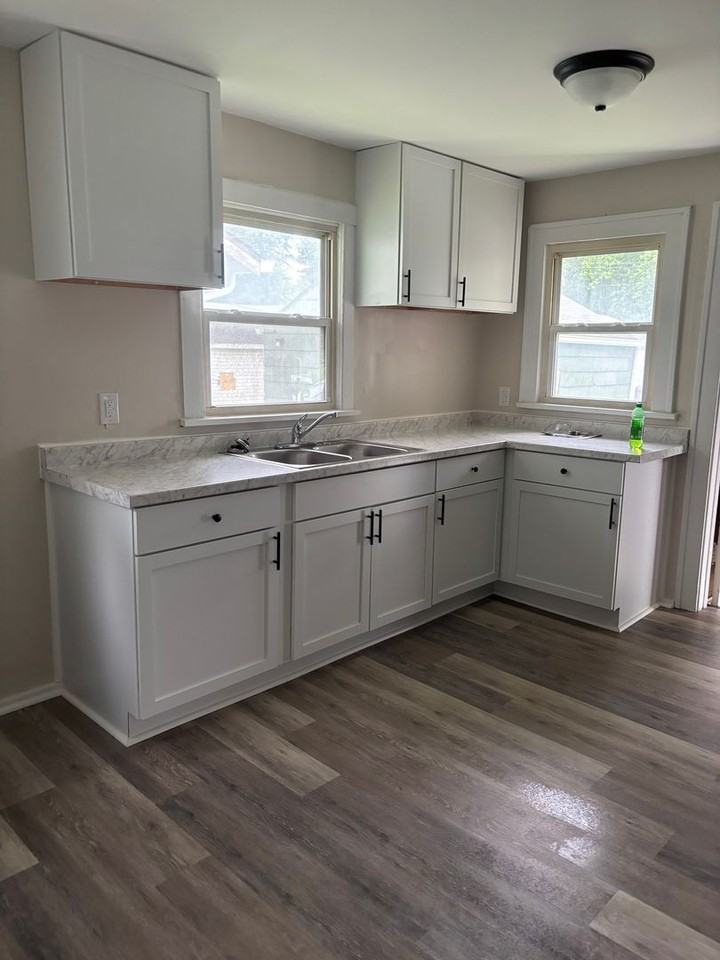 618 W 22nd St - Photo 2 of 19