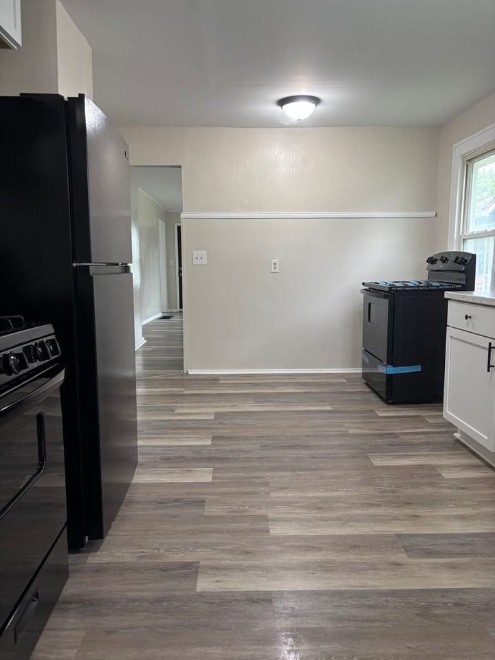 618 W 22nd St - Photo 3 of 19