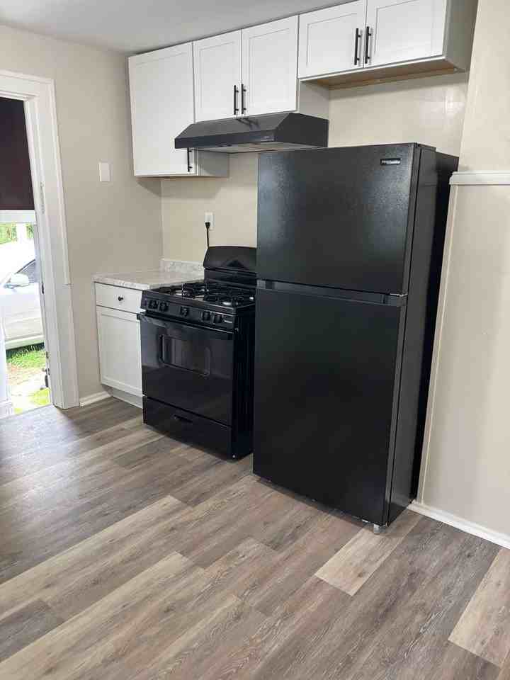 618 W 22nd St - Photo 4 of 19