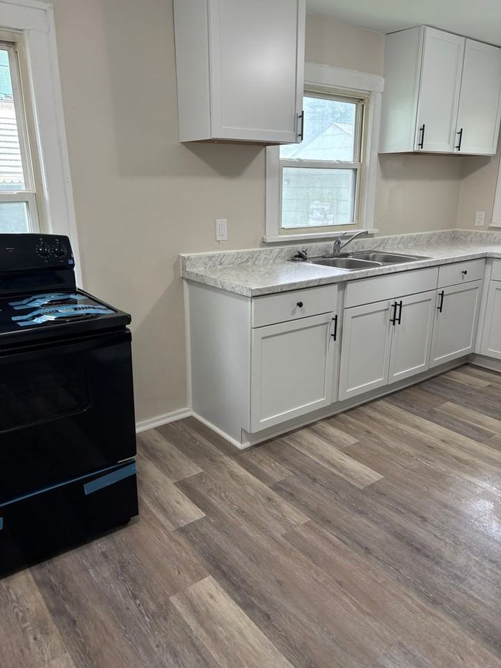 618 W 22nd St - Photo 5 of 19