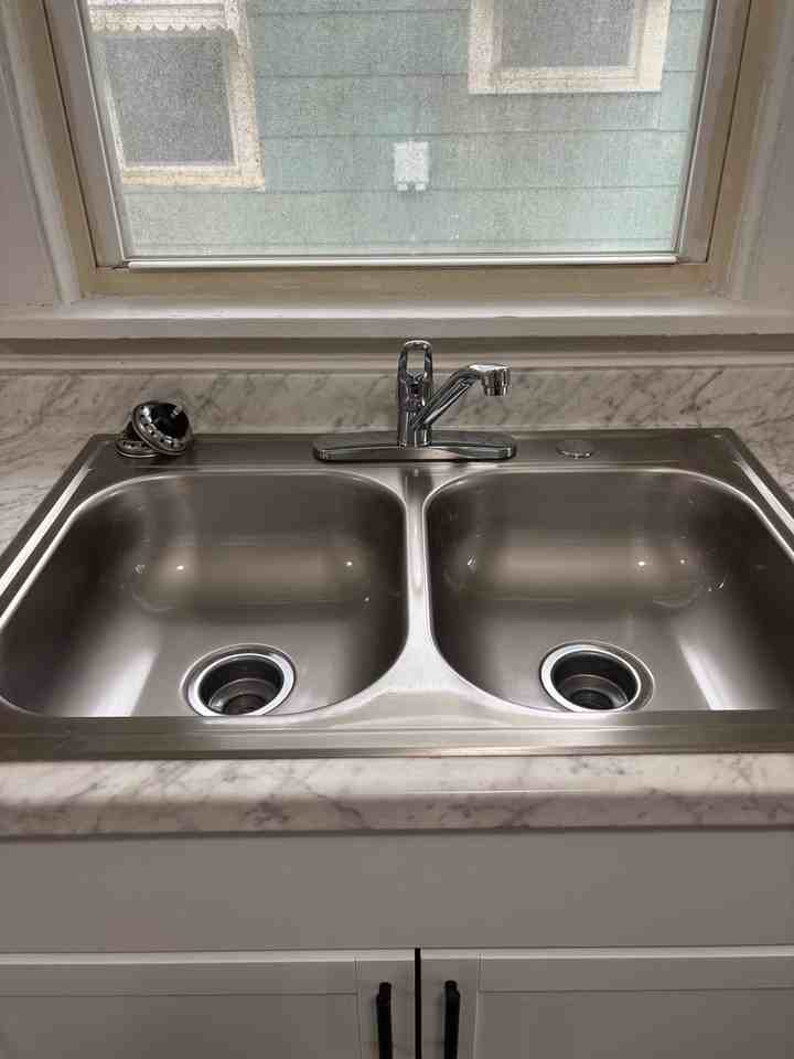 618 W 22nd St - Photo 6 of 19