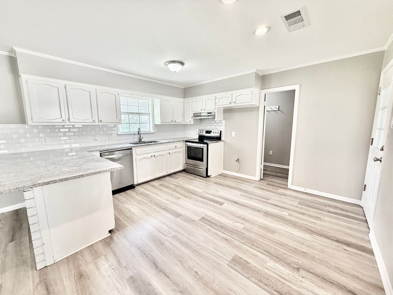 16820 Dahlgren Ave - Photo 2 of 13