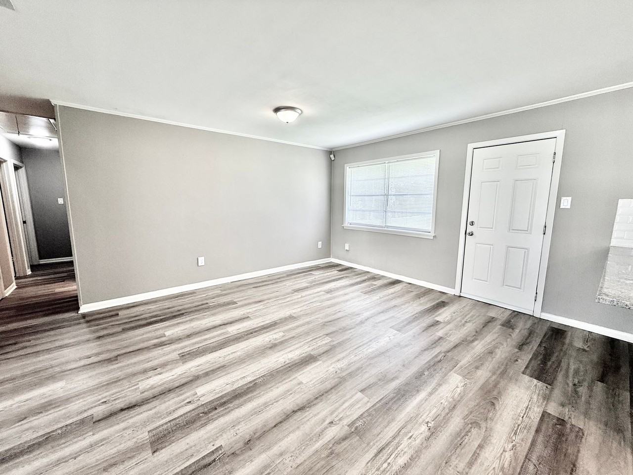 16820 Dahlgren Ave - Photo 3 of 13