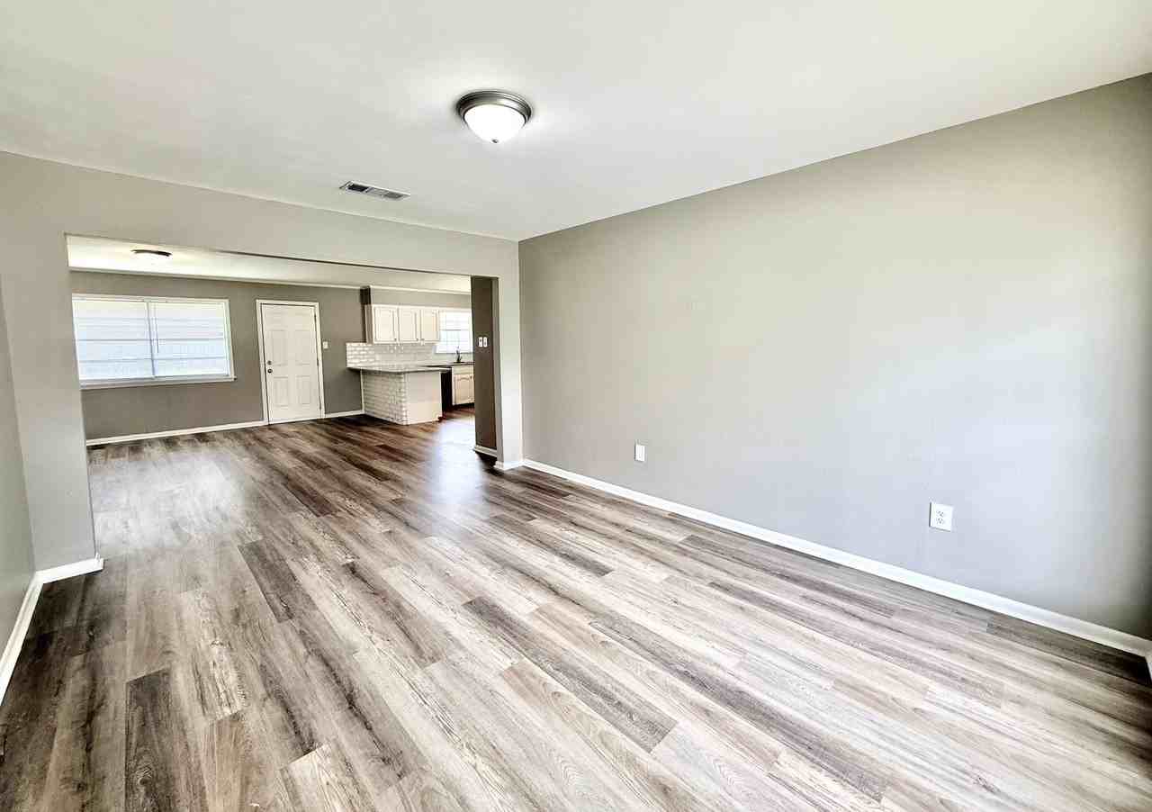 16820 Dahlgren Ave - Photo 5 of 13
