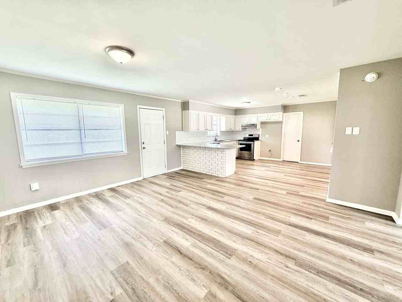 16820 Dahlgren Ave - Photo 7 of 13