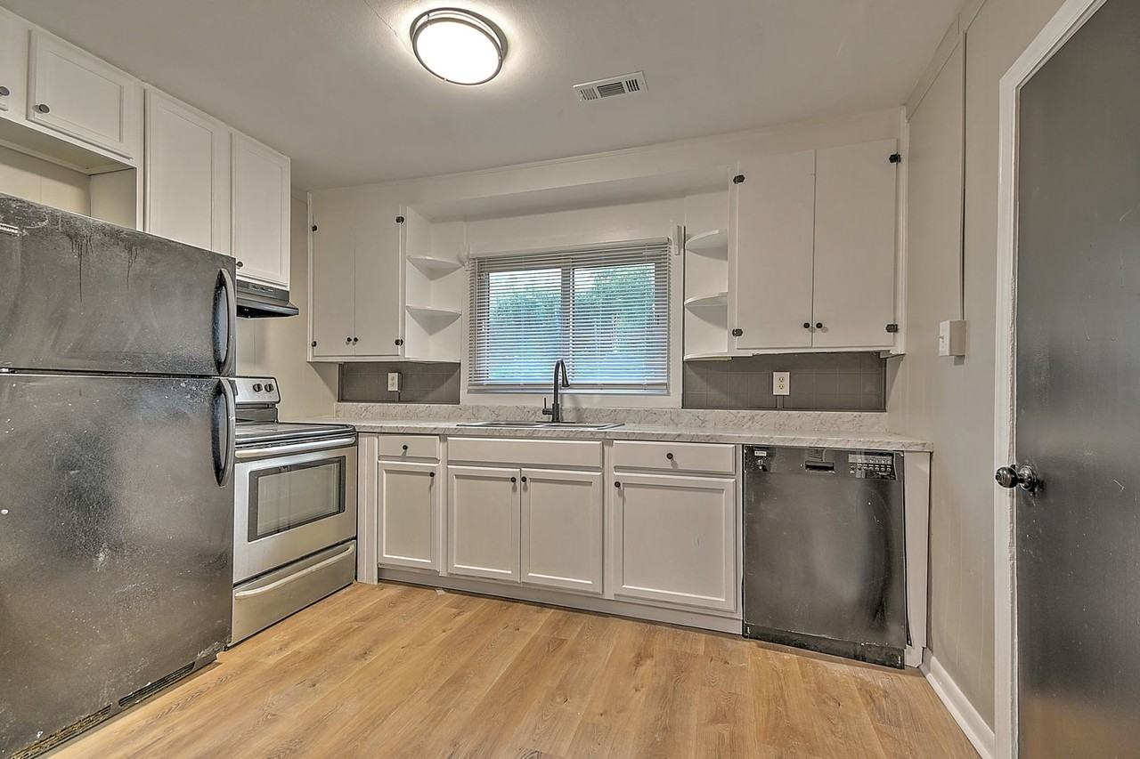 1712 Oaklawn St - Photo 3 of 25