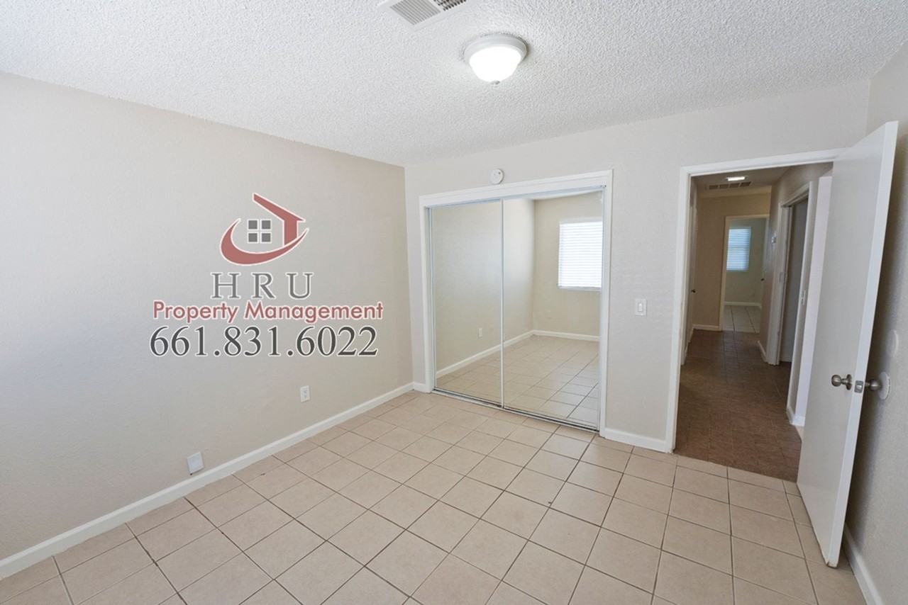 2901 S Chester Ave - Photo 2 of 16