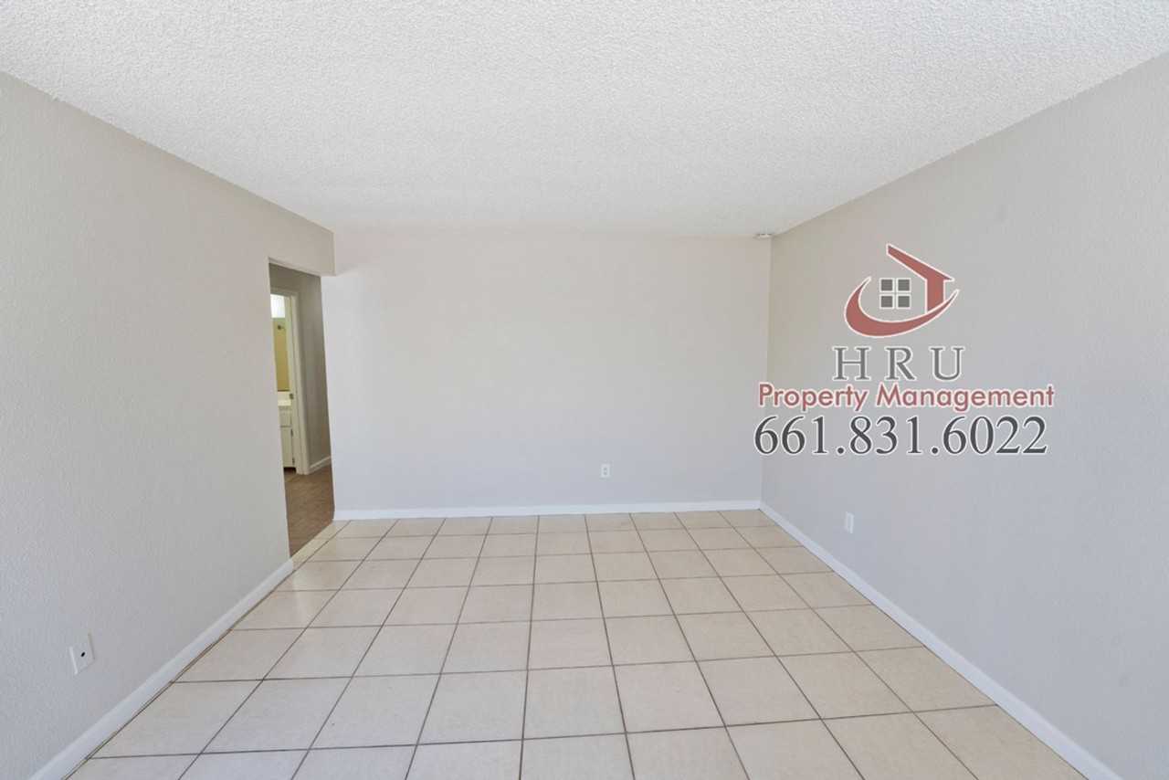 2901 S Chester Ave - Photo 5 of 16