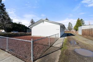 featured image of 1028 W 11th St