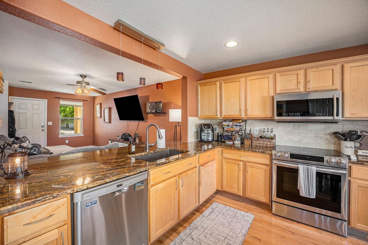 348 Smith Cir - Photo 4 of 22