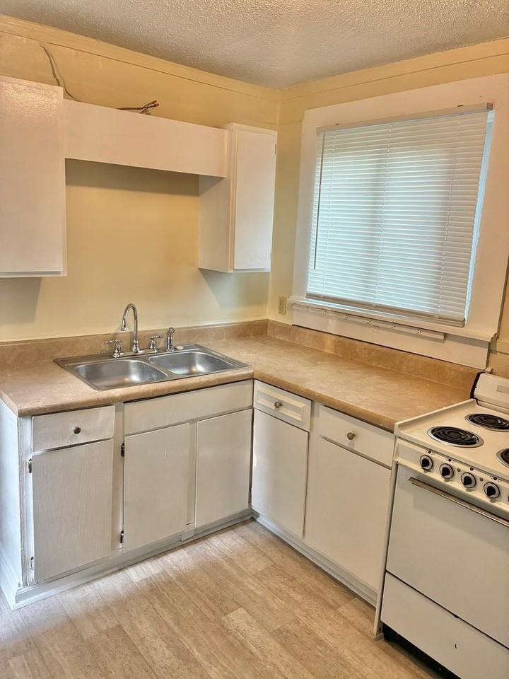 1115 Cobb St Apt B - Photo 3 of 11
