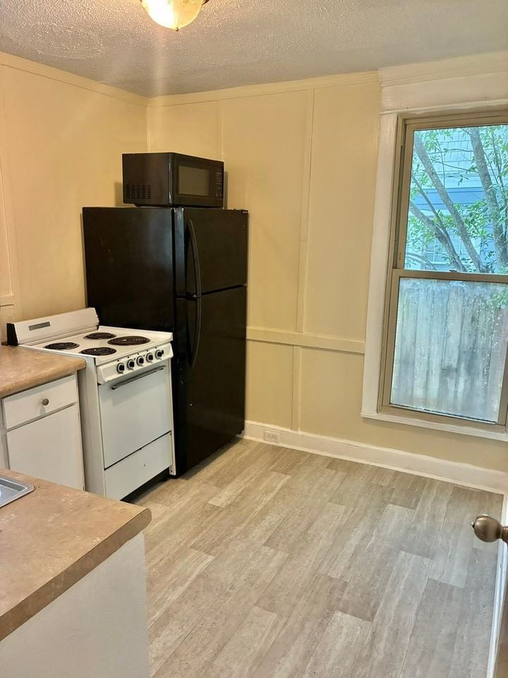 1115 Cobb St Apt B - Photo 4 of 11